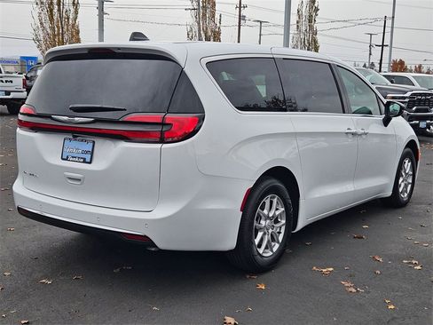 New 2026 Chrysler Pacifica Select image 6