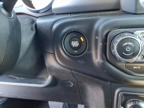 Used 2021 Jeep Gladiator Sport image 22