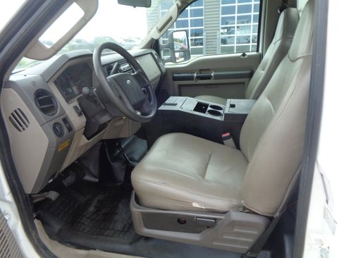 Used 2009 Ford F550 Bucket Boom Truck image 9