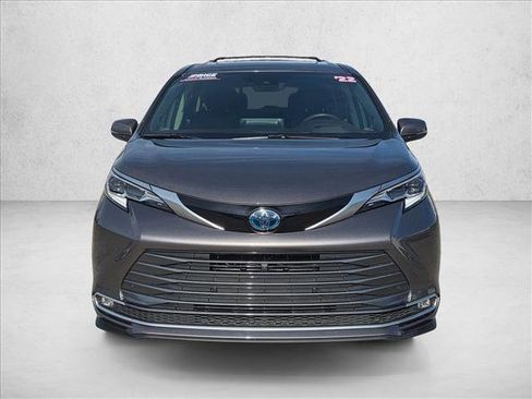 Used 2022 Toyota Sienna Platinum image 2