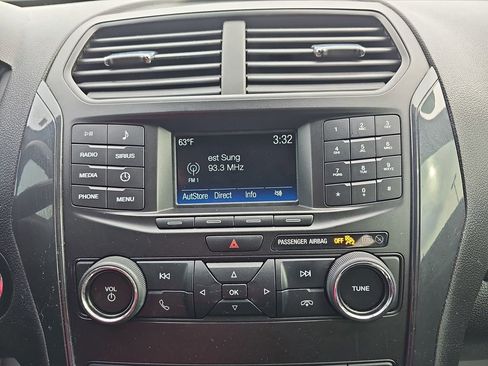 Used 2018 Ford Explorer XLT image 24