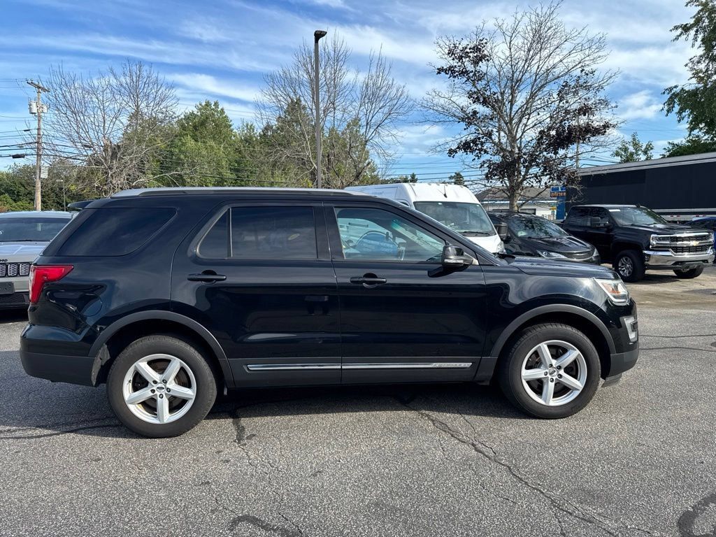 Used 2017 Ford Explorer XLT AWD/4WD image 6