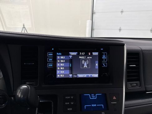 Used 2017 Toyota Sienna SE Premium image 17