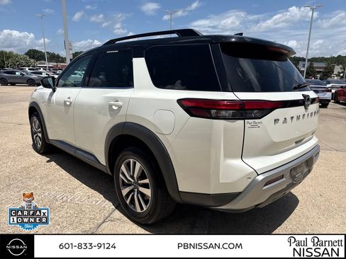 Used 2022 Nissan Pathfinder SL AWD/4WD image 8