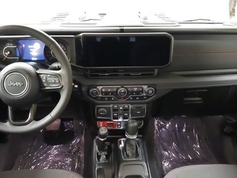 Used 2025 Jeep Gladiator Rubicon w/ Dual Top Group AWD/4WD image 32