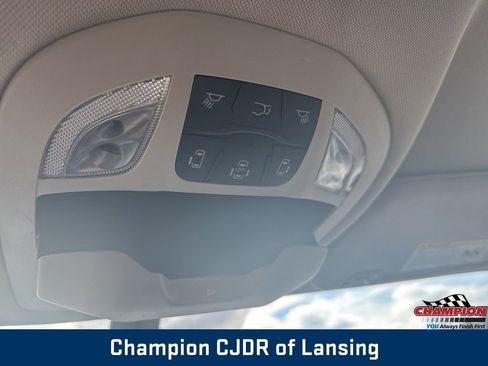 Used 2023 Chrysler Pacifica Touring-L image 33
