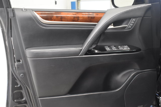 Used 2021 Lexus LX 570 4WD w/ Luxury Package image 19