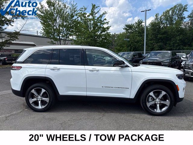 Used 2023 Jeep Grand Cherokee Limited w/ Trailer Tow Prep Group (B) AWD/4WD image 13