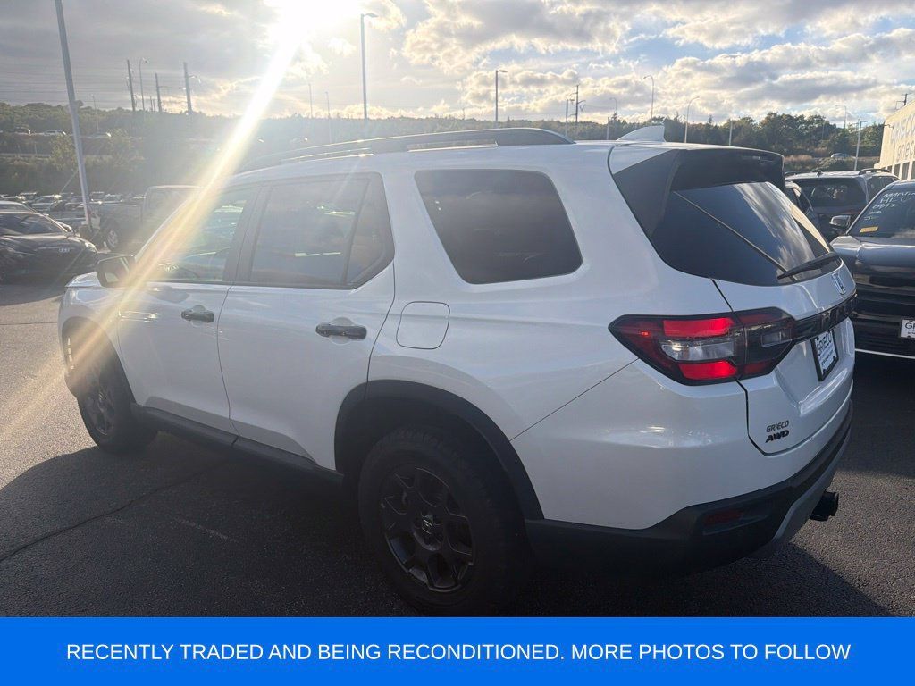 Used 2025 Honda Pilot TrailSport image 4