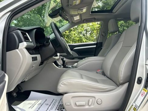 Used 2019 Toyota Highlander XLE AWD/4WD image 19