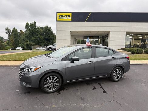 Used 2024 Nissan Versa SV FWD image 2