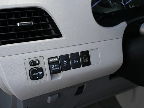 Used 2014 Toyota Sienna XLE image 16