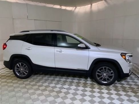 Used 2022 GMC Terrain SLT w/ Infotainment Package II image 4