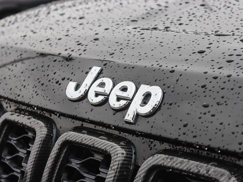 Used 2019 Jeep Grand Cherokee Laredo w/ Laredo X Package image 12