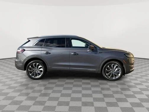 Used 2022 Lincoln Nautilus Reserve AWD/4WD image 2