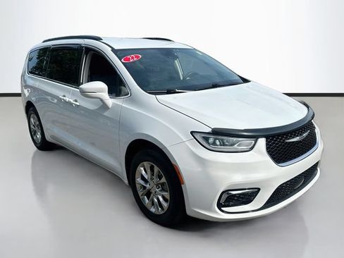Used 2022 Chrysler Pacifica Touring-L AWD/4WD image 3