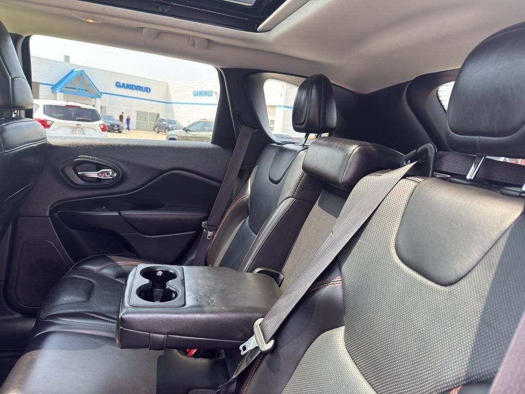 Used 2019 Jeep Cherokee Trailhawk AWD/4WD image 35