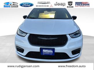 New 2026 Chrysler Pacifica Select video 2