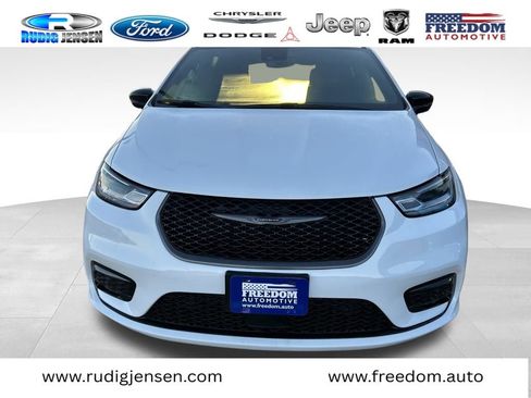 New 2026 Chrysler Pacifica Select image 2