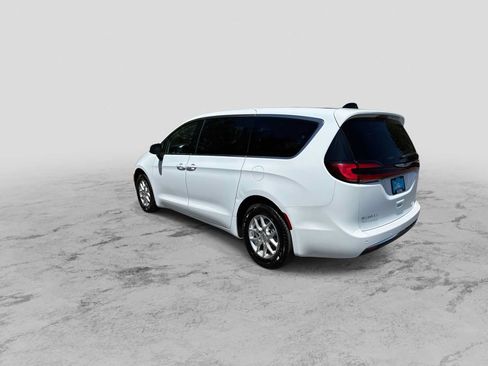 Used 2024 Chrysler Pacifica Touring-L FWD image 6