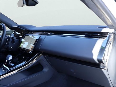 Used 2025 Land Rover Range Rover Sport SE image 10