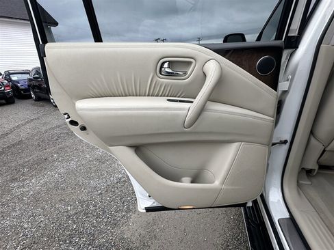 Used 2014 INFINITI QX80 4WD w/ Deluxe Touring Package image 10