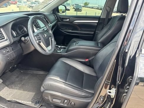 Used 2019 Toyota Highlander XLE AWD/4WD image 17