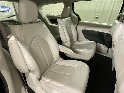 Used 2021 Chrysler Pacifica Touring-L image 14