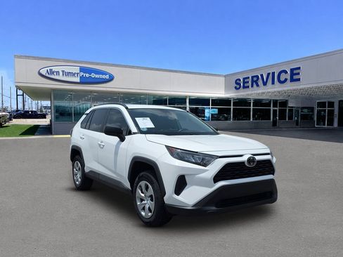 Used 2021 Toyota RAV4 LE FWD image 2