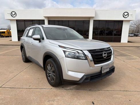 Used 2024 Nissan Pathfinder SV image 2