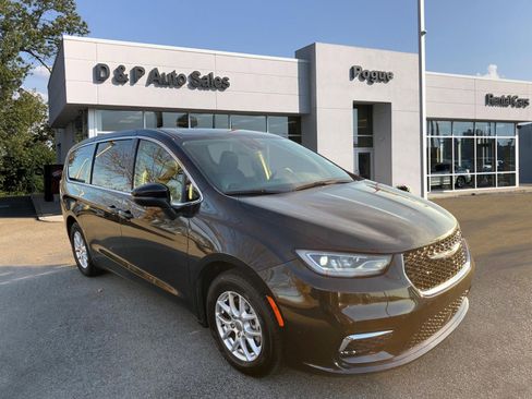 Used 2023 Chrysler Pacifica Touring-L image 1