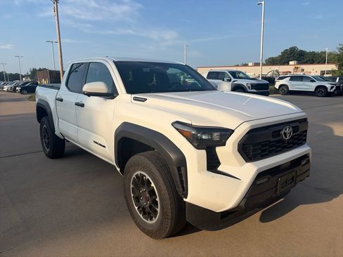 Used 2025 Toyota Tacoma TRD Off-Road w/ TRD Off Road Premium Package AWD/4WD image 5