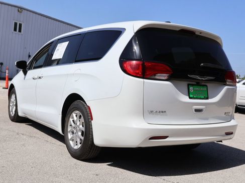 Used 2023 Chrysler Voyager LX FWD image 3