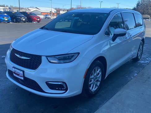 Used 2023 Chrysler Pacifica Touring-L image 4