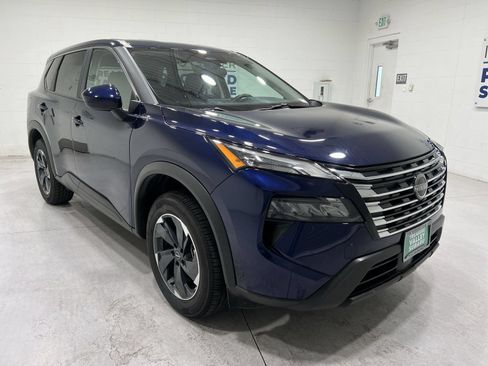 Used 2025 Nissan Rogue SV AWD/4WD image 2