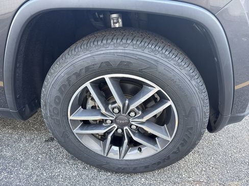 Used 2019 Jeep Grand Cherokee Limited image 12