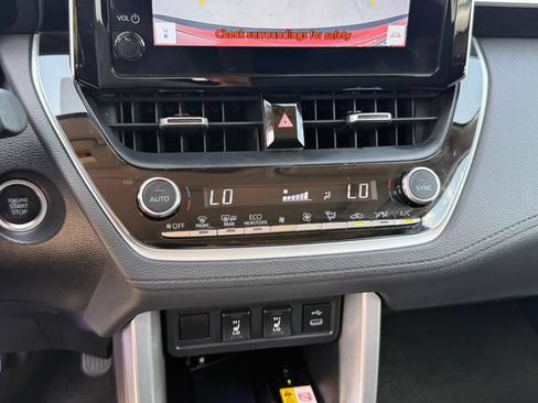 Used 2023 Toyota Corolla Cross XLE w/ Convenience Package FWD image 17