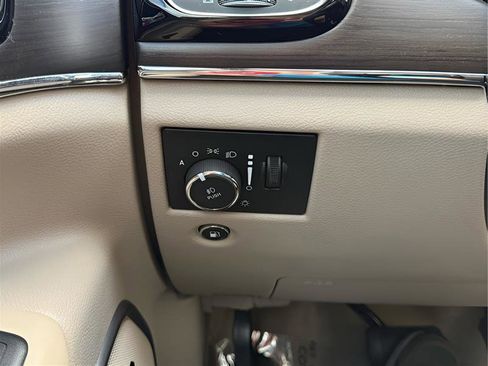 Used 2019 Jeep Grand Cherokee Overland image 16