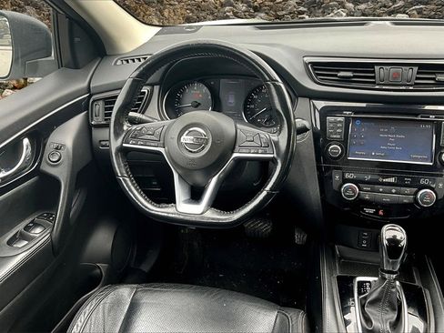 Used 2017 Nissan Rogue Sport SL w/ SL Premium Package image 2