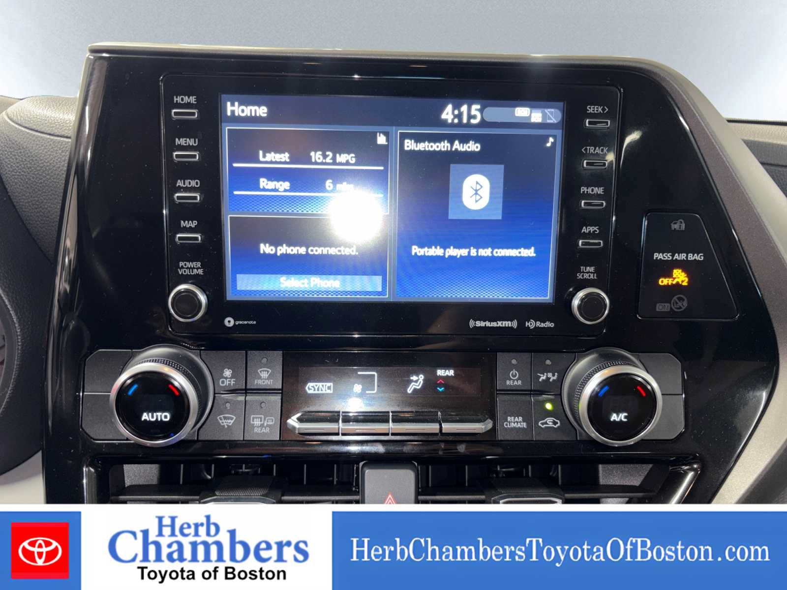 Used 2022 Toyota Highlander LE AWD/4WD image 13