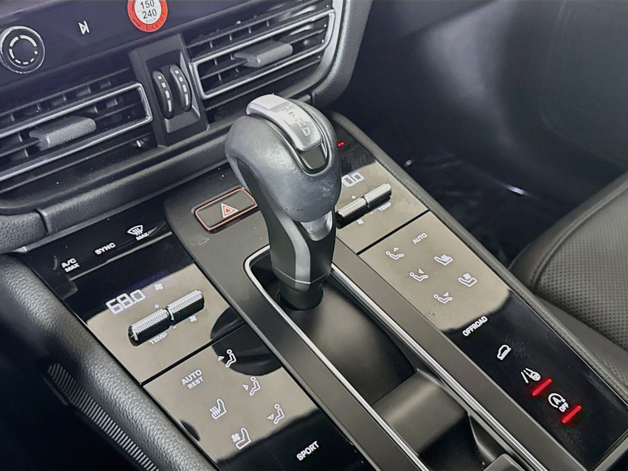 Certified 2023 Porsche Macan AWD/4WD image 19