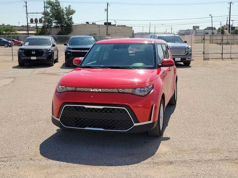 Used 2025 Kia Soul LX w/ LX Technology Package FWD image 4
