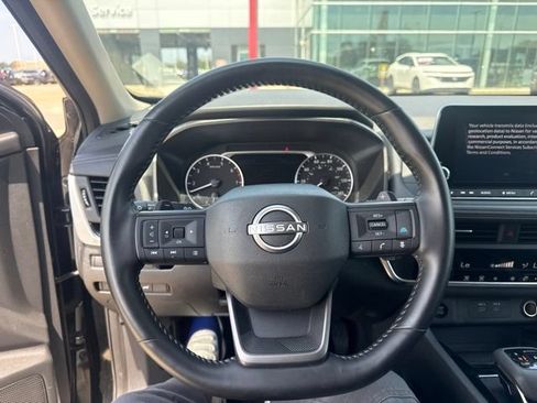 Used 2025 Nissan Rogue SV FWD image 25