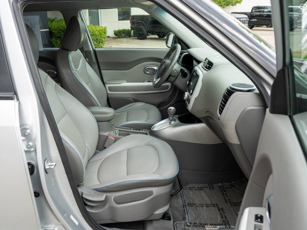 Used 2016 Kia Soul EV + FWD image 10