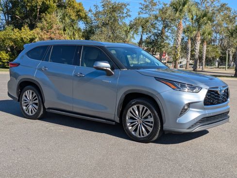 Used 2021 Toyota Highlander Platinum image 2