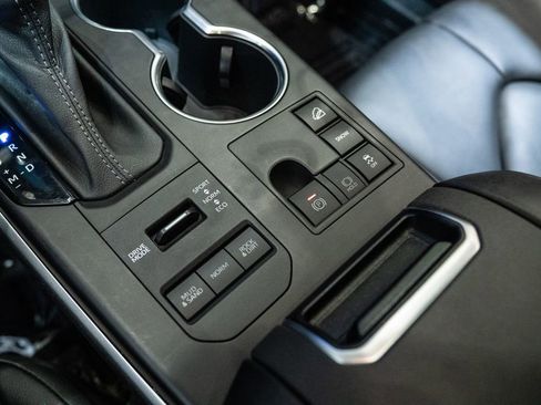 Used 2023 Toyota Highlander XLE image 24