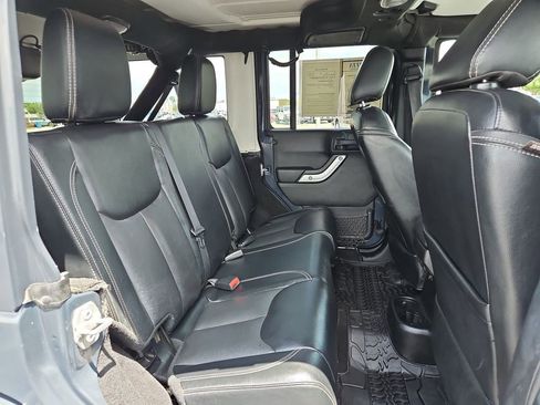 Used 2016 Jeep Wrangler Unlimited Rubicon w/ Connectivity Group AWD/4WD image 24