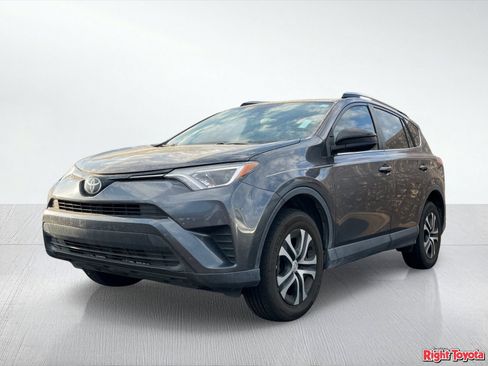 Used 2018 Toyota RAV4 LE FWD image 2