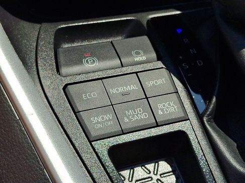 Used 2022 Toyota RAV4 XLE AWD/4WD image 25