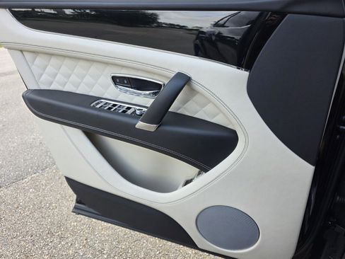 Used 2019 Bentley Bentayga image 27